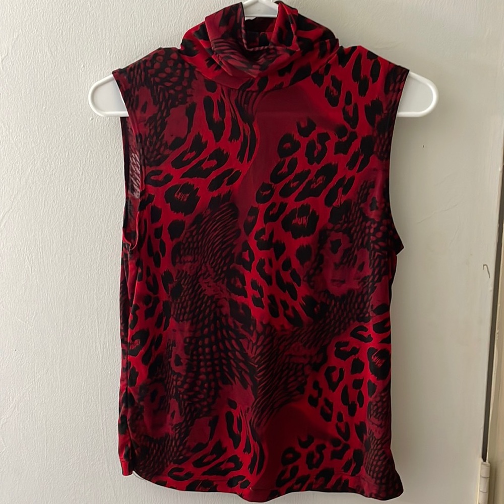 Sleeveless patterned mock neck shirt! Super cool pattern!